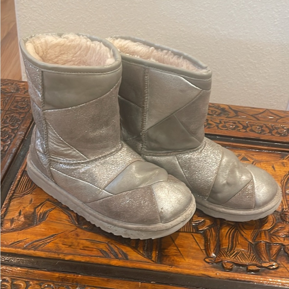 UGG Girls / kids Silver Boots